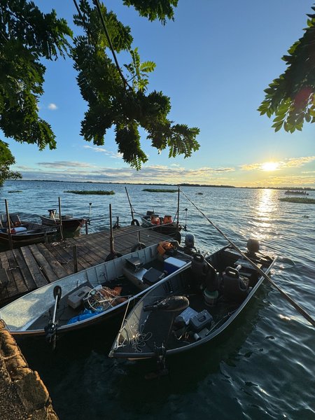 Barcos ao pôr do sol