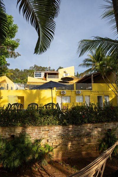 Jardim à beira do rio